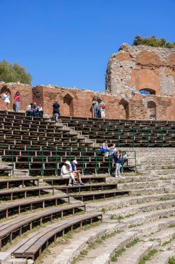 Taormina, Sicilya, İtalya - 28 Nisan 2023: Eski Taormina Tiyatrosu (Teatro antico di Taormina), Helenistik çağda inşa edilmiş antik Yunan tiyatrosunun kalıntıları.