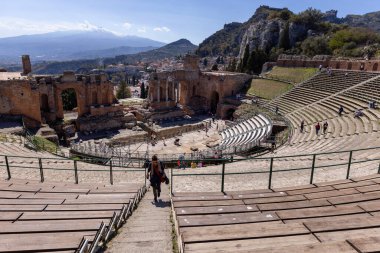 Taormina, Sicilya, İtalya - 28 Nisan 2023: Eski Taormina Tiyatrosu (Teatro antico di Taormina), Helenistik çağda inşa edilmiş antik Yunan tiyatrosunun kalıntıları.