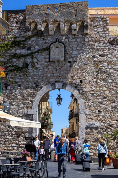 Taormina Sicilia Italia Abril 2023 Puerta Catania Del Siglo Porta Imagen de stock