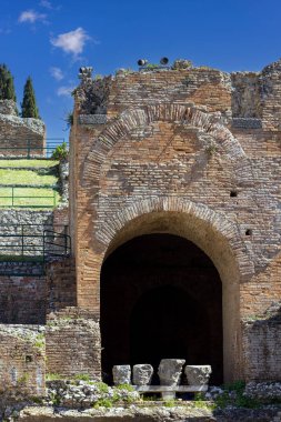 Taormina, Sicilya, İtalya - 28 Nisan 2023: Eski Taormina Tiyatrosu (Teatro antico di Taormina), Helenistik çağda inşa edilmiş antik Yunan tiyatrosunun kalıntıları.