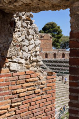 Taormina, Sicilya, İtalya - 28 Nisan 2023: Eski Taormina Tiyatrosu (Teatro antico di Taormina), Helenistik çağda inşa edilmiş antik Yunan tiyatrosunun kalıntıları.
