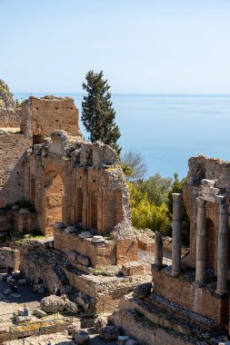 Taormina, Sicilya, İtalya - 28 Nisan 2023: Eski Taormina Tiyatrosu (Teatro antico di Taormina), Helenistik çağda inşa edilmiş antik Yunan tiyatrosunun kalıntıları.