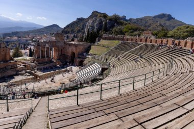 Taormina, Sicilya, İtalya - 28 Nisan 2023: Eski Taormina Tiyatrosu (Teatro antico di Taormina), Helenistik çağda inşa edilmiş antik Yunan tiyatrosunun kalıntıları.