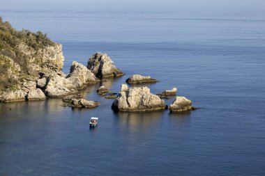 Taormina, Sicilya, İtalya - 28 Nisan 2023: İyon Denizi 'ndeki küçük kayalık ada Isola Bella' nın güzel manzarası. İyon Denizi 'nin İncisi olarak da bilinir.