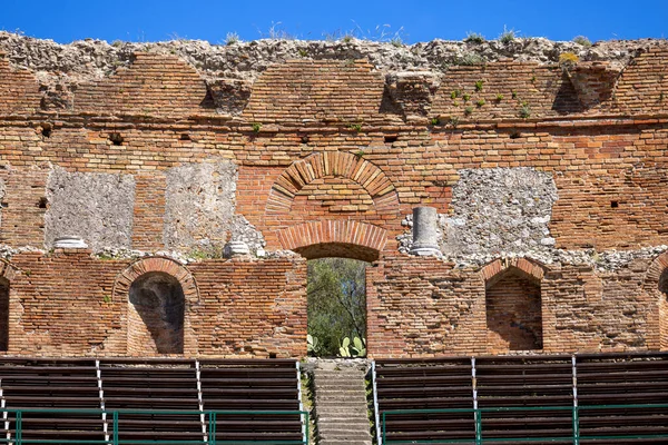 タオルミーナ シチリア島 イタリア 2023年4月28日 タオルミーナの古代劇場 タオルミーナ劇場 エトナ火山の眺めとヘレニズム時代に建てられた古代ギリシャの劇場の遺跡 — ストック写真