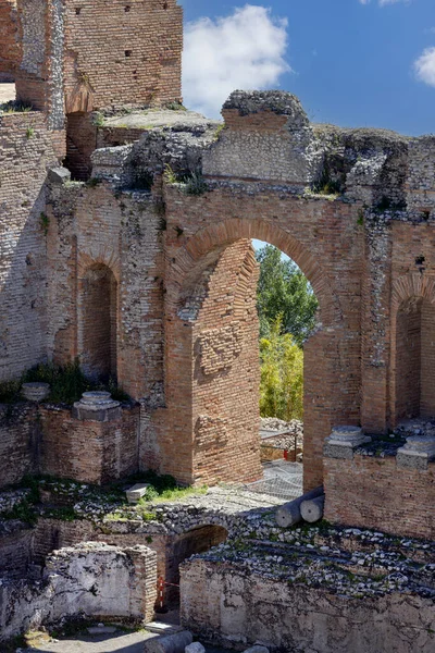 タオルミーナ シチリア島 イタリア 2023年4月28日 タオルミーナの古代劇場 タオルミーナ劇場 エトナ火山の眺めとヘレニズム時代に建てられた古代ギリシャの劇場の遺跡 — ストック写真