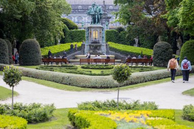 Brüksel, Belçika - 18 Mayıs 2023: Egmont ve Hornes Kontları onuruna Çeşme heykeli önündeki insanlar, 16. yüzyıl direniş savaşçıları Petit Sablon Meydanı 'nın Rönesans bahçesinde