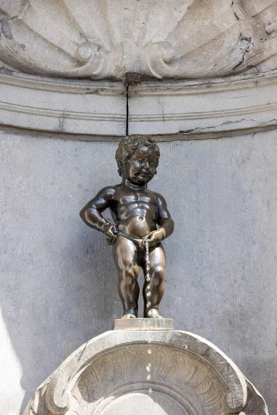 Bruselas Bélgica Mayo 2023 Maniquí Pis Figura Bronce Niño Desnudo —  Fotos de Stock
