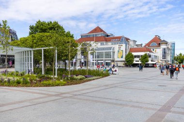 Sopot, Polonya - 2 Haziran 2023: Monte Cassino Caddesi Kahramanları Baltık Denizi 'nde, Sopot Rıhtımı yakınlarındaki Spa Evi ile Gdansk Körfezi' nde