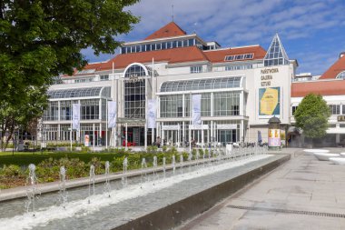Sopot, Polonya - 2 Haziran 2023: Monte Cassino Caddesi Kahramanları Baltık Denizi 'nde, Sopot Rıhtımı yakınlarındaki Spa Evi ile Gdansk Körfezi' nde