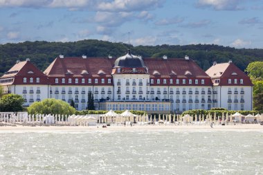 Sopot, Polonya - 2 Haziran 2023: Sopot Rıhtımından Baltık Denizi kıyısındaki ünlü Grand Hotel