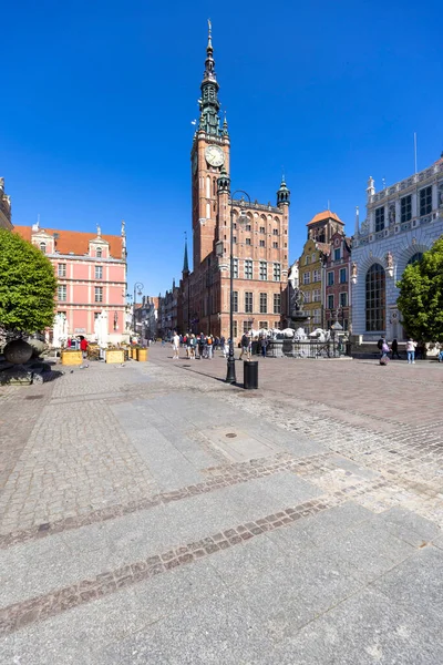 波兰格但斯克 2023年6月2日 中世纪市场广场Dlugi Targ 有古老的市政厅和五颜六色的巴洛克和威胁派公寓房 — 图库照片