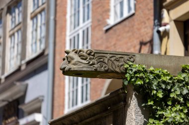 Gdansk, Polonya - 2 Haziran 2023 Mariacka Caddesi, apartman evinin önündeki grotesk gargoyle. Sokak, eşsiz mimarisi ve güzel kehribar mücevherleriyle ünlüdür.