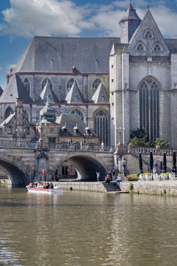 Gent, Belçika - 19 Mayıs 2023: Lys nehri kıyısındaki Saint Michael Kilisesi (Sint-Michielskerk) ve ünlü kemerli Aziz Michael Köprüsü