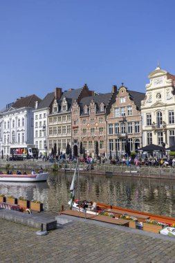 Gent, Belçika - 19 Mayıs 2023: Lys Nehri 'ndeki (Leie) tarihi Korenlei rıhtımının Graslei rıhtımından görüntü. Renkli pansiyonlar ve demirli turist tekneleri.