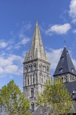 Gent, Belçika - 19 Mayıs 2023: Saint James Kilisesi (Sint-Jacobskerk), 12. yüzyıl Romanesk kuleleri ve 13. yüzyıl Gotik kuleleri ile anıtsal kilise.