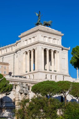 Roma, İtalya - 8 Ekim 2020: Venedik Meydanı 'ndaki Victor Emmanuel II Anıtı (Vittorio Emanuele II). Propylaea 'nın tepesindeki Birlik Quadriga' sı.