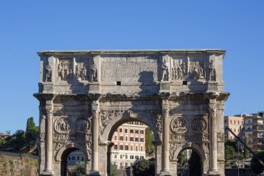 Roma, İtalya - 8 Ekim 2020: 4. yüzyıl Konstantin Kemeri (Arco di Costantino), Colosseum 'un yanında, çatı katının detayları