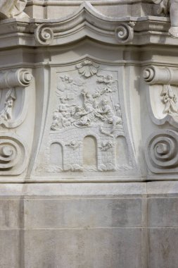 Melk, Avusturya - 24 Şubat 2023: 18 St. Johannes Nepomuk heykeli ana pazar meydanında (Hauptplatz), üsteki rahatlama