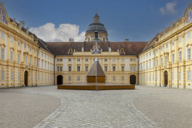 Melk, Avusturya - 24 Şubat 2023: Melk Abbey şehrin yukarısında, Başrahibe 'nin avlusunda. 11. yüzyılda kurulmuş, bugünkü barok manastırı 18. yüzyılda inşa edilmiş.