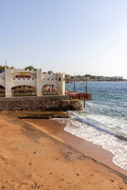 Dahab, Mısır - 10 Eylül 2021: Kızıl Deniz kıyısı, kumlu sahil üzerindeki restoran manzarası. Dahad eski bir Bedevi köyü, şimdi Mısır 'ın en değerli dalış alanlarından biri.