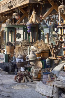 Dahab, Mısır - 10 Eylül 2021: Sina Yarımadası üzerinde Kızıldeniz 'deki egzotik küçük bir kasabanın dükkanları ve restoranları ile ana gezinti alanı 