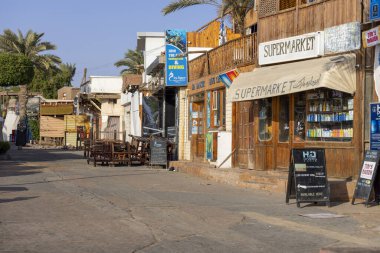 Dahab, Mısır - 10 Eylül 2021: Sina Yarımadası üzerinde Kızıldeniz 'deki egzotik küçük bir kasabanın dükkanları ve restoranları ile ana gezinti alanı 
