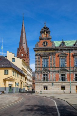 Malmö, İsveç - 24 Haziran 2019: Stortorget, tarihi belediye binası ve 14. yüzyıl St. Peter Kilisesi 'nin kulesi