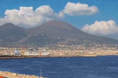 Vezüv Dağı 'nın manzarası ve kıyıları ve Tyrhenian Denizi, Napoli, İtalya limanı.