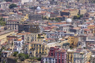 Napoli, İtalya - 27 Haziran 2021: Şehrin genel hava manzarası, yoğun binalar, şehrin ilerici kentleşmesi. Binaların renkli cepheleri