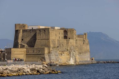 Napoli, İtalya - 27 Haziran 2021: Castel dell 'Ovo, Santa Lucia bölgesi yakınlarındaki Napoli kıyısında küçük bir adada bulunan ortaçağ şatosu.