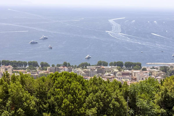 2021年6月27日 意大利那不勒斯 那不勒斯湾奇亚地区第尔仁尼亚海的林荫大道和港口的空中景观 奇亚是那不勒斯海滨的一个富裕社区 — 图库照片