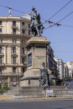 Napoli, İtalya - 27 Haziran 2021: Vittorio Emanuele II 'nin Binicilik Heykeli, Piazza Giovanni Bovio' daki anıt