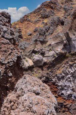 İtalya 'daki Vezüv Dağı volkan kraterinin içi. Napoli Körfezi üzerinde, Campania 'da, Napoli' ye yaklaşık 9 km uzaklıkta yer almaktadır.