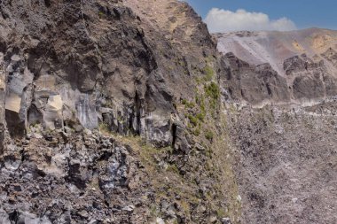 İtalya 'daki Vezüv Dağı volkan kraterinin içi. Napoli Körfezi üzerinde, Campania 'da, Napoli' ye yaklaşık 9 km uzaklıkta yer almaktadır.