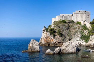 Dubrovnik, Hırvatistan - 27 Haziran 2023: Fort Lovrijenac, Adriyatik Denizi üzerindeki bir kayanın üzerine inşa edilmiş ortaçağ savunma yapısı