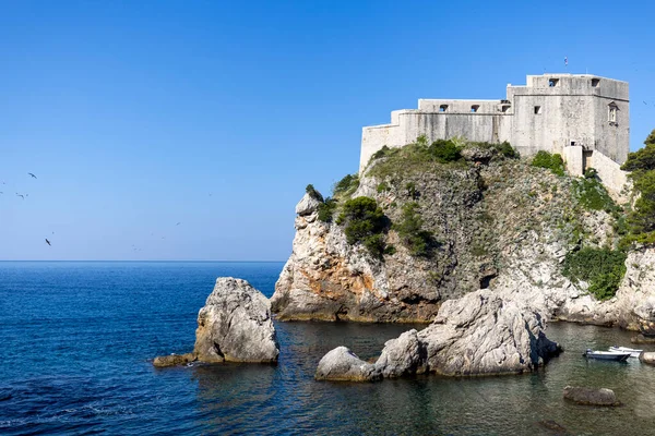 Dubrovnik, Hırvatistan - 27 Haziran 2023: Fort Lovrijenac, Adriyatik Denizi üzerindeki bir kayanın üzerine inşa edilmiş ortaçağ savunma yapısı