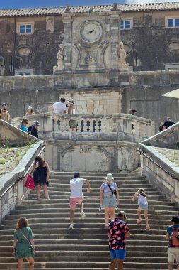 Dubrovnik, Hırvatistan - 27 Haziran 2023: Loyola ve Cizvit Koleji 'nin Cizvit Kilisesi' ne açılan Barok Cizvit Merdivenleri. Burası Game of Thrones serisini çekmesiyle ünlü bir yer.