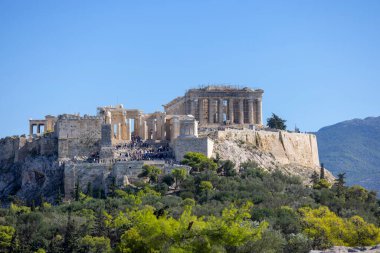 Atina, Yunanistan - 17 Ekim 2022: Muse Hill 'den Parthenon ile Atina Akropolüne mavi gökyüzünün arka planında