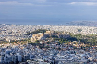 Atina, Yunanistan - 18 Ekim 2022: Güneşli bir günde Lycabettus Dağı 'ndan şehrin havadan görünüşü. Atina Akropolis 'in uzak tepesinde