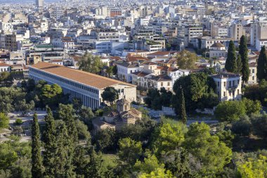 Atina, Yunanistan - 17 Ekim 2022: Tipik Yunan binası Attalos 'un yeniden inşa edilmiş Stoa kentinin havadan görünüşü. Ön planda Solakis 'in Kutsal Havarileri Kilisesi