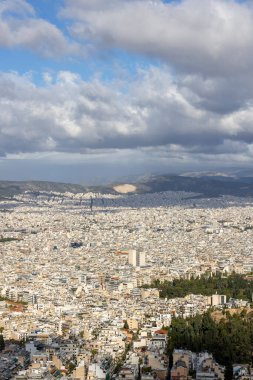 Atina, Yunanistan - 18 Ekim 2022: Güneşli bir günde Lycabettus Dağı 'ndan şehrin havadan görünüşü. Zirve, Atina 'nın merkezindeki en yüksek nokta