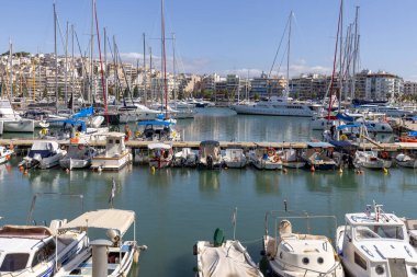 Atina, Pire, Yunanistan - 18 Ekim 2022: Güneşli bir günde demirlemiş yatlarla Zea Körfezi 'ndeki (Pasnizani) liman manzarası