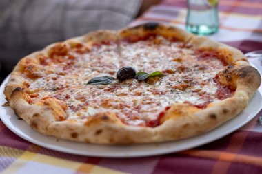 Pizza, İtalyan menşeli yemek genellikle çeşitli malzemeler ve erimiş peynirli yuvarlak bir turtadan oluşur.