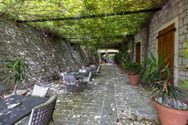 Budva, Karadağ - 28 Haziran 2023: St. Mary 'nin ortaçağ kalesi, aynı zamanda Hisar olarak da bilinir. Defansif taştan şehir duvarları güzel pergola ile çevrili.