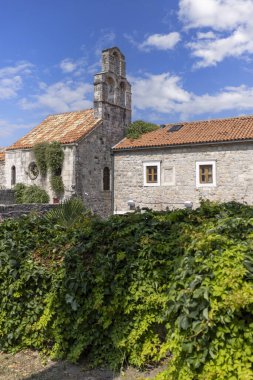 Budva, Karadağ - 28 Haziran 2023: Santa Maria Punta Kilisesi 'nde çan kulesiyle. Şehrin en eski binasıdır ve Eski Şehir 'de kalenin yanındadır.