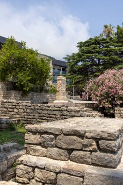 Budva, Karadağ - 28 Haziran 2023: Roma döneminden kalma bir mezarlığın kalıntıları