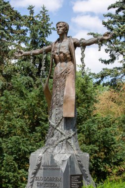 Torun, Polonya - 27 Haziran 2020: Polonyalı Katolik rahip Jerzy Popieluszko Anıtı, Varşova Dayanışması papazı, Güvenlik Teşkilatı memurları tarafından öldürüldü