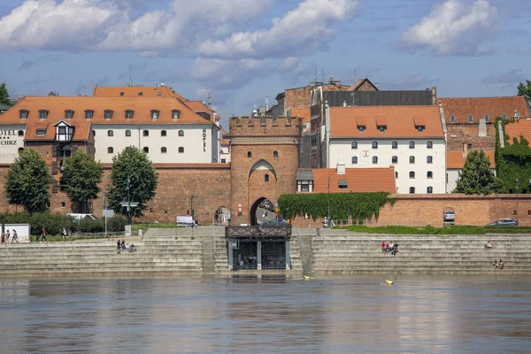 波兰托伦 2020年6月26日 维斯瓦河 Vistula River 从河对岸的古城观景台观看 中世纪城市的三个大门之一 免版税图库照片