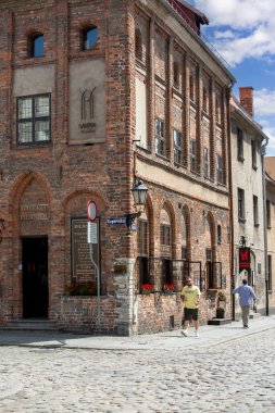 Torun, Polonya - 27 Haziran 2020: Nicolaus Copernicus Sokağı ve zencefilli kurabiye galerisi. Zencefilli çörek geleneksel bir Torun pişirmesidir.